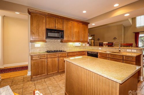 13 Ayers Ct, Metuchen NJ  08840-1172 exterior