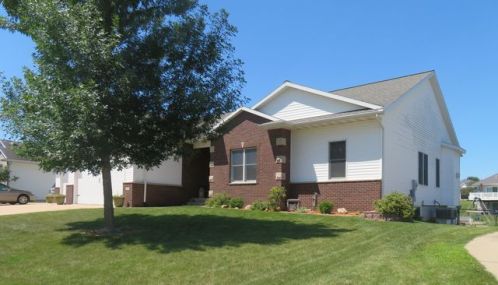 455 Sunset Dr, Fairfax, IA 52228-9536