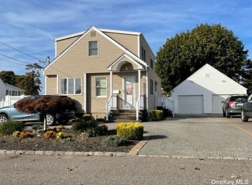 214 44th St, North Lindenhurst NY  11757-2052 exterior