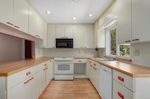 2732 Old Yorktown Rd, Yorktown Hgts NY  10598-3140 exterior