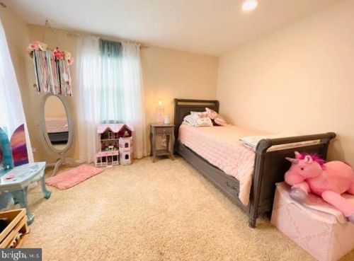 568 Pioneer Cir, Harleysville PA  19438-1728 exterior