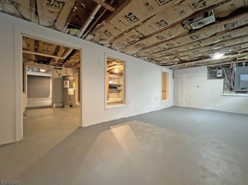 306 Brown Trl, Hopatcong NJ  07843-1107 exterior