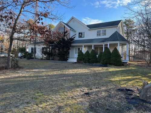9 Melissa Path, Center Moriches, NY 11934-1522