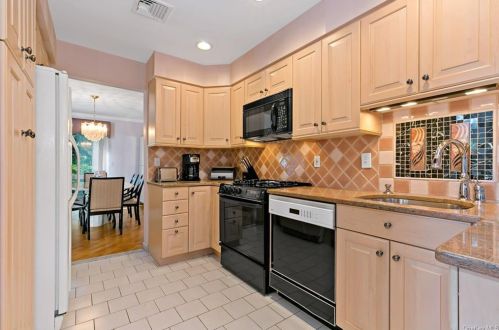 142 Stone Oaks Dr, Hartsdale NY  10530-1160 exterior