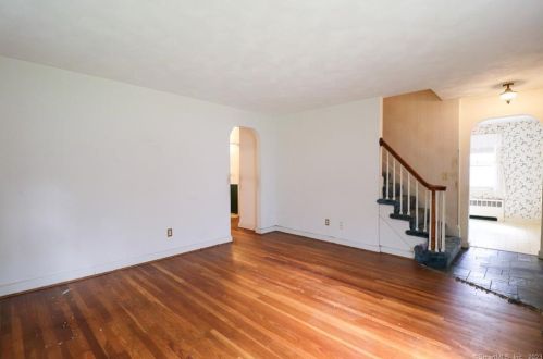 21 Laurel Circle Dr, Norwich, CT 06360-7304