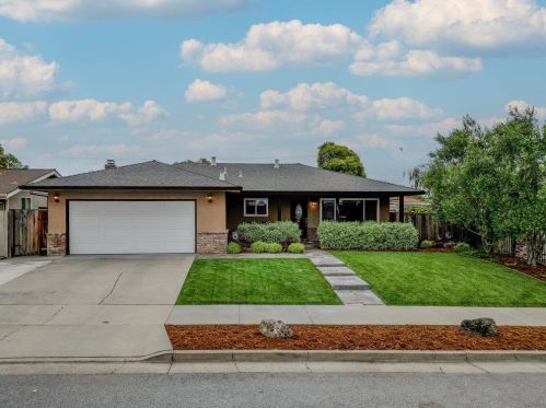 1251 Gloria Dr, Hollister, CA 95023-5805