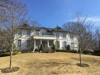 42 Quince Ln, Chestnut Ridge, NY 10952-1528