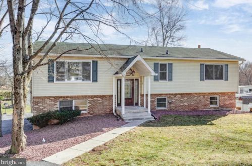 15 Bobby Jones Dr, Etters, PA 17319-9515