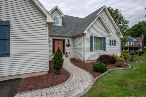 103 Pond Hill Rd, North Haven, CT 06473-2880