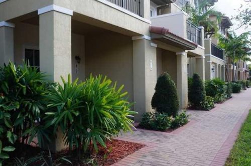 817 147th Ave, Hollywood, FL 33027-6126
