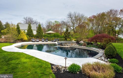 466 Black Swan Ln, Berwyn PA  19312-1908 exterior