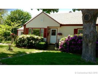 8 Bliven St, Groton, CT 06340-3502