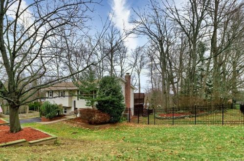 3 Aura Dr, Valley Cottage, NY 10989-1209