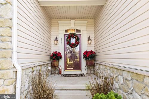 102 Abrams Dr, Florence, NJ 08518-4009
