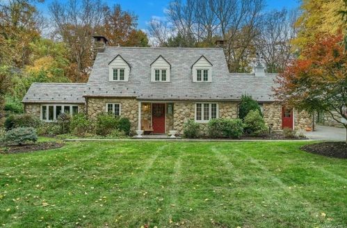 12 Bayard Ln, Airmont, NY 10901-3410