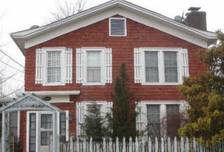 523 Washington Ave, Northampton, NY 11901-2742