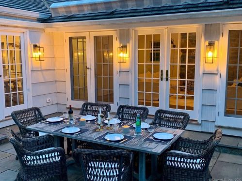 782 Smith Ridge Rd, New Canaan CT  06840-3227 exterior