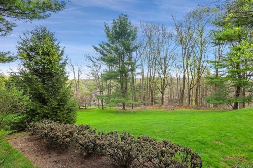 4 Hillside Pl, Chappaqua, NY 10514-3701