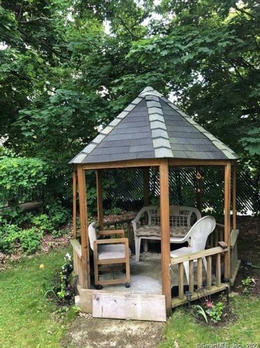 18 Simsbury St, Waterbury CT  06704-2719 exterior