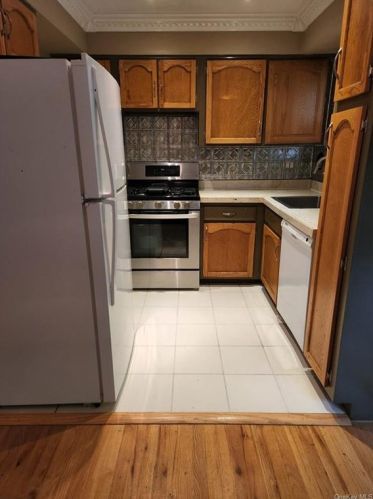 20 Revere Ct, Airmont, NY 10901-7446