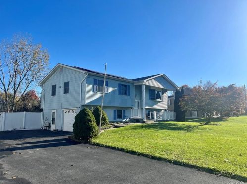 8 Woodstock Ln, Middletown, NY 10941-1678
