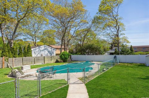 32 Aster Ave, Holtsville NY  11742-1703 exterior