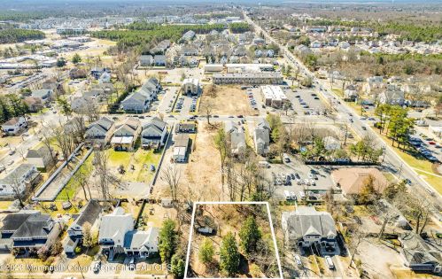 24 Sherwood Dr, Lakewood, NJ 08701-5221