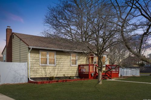 1340 7th St, Babylon NY  11704-4250 exterior