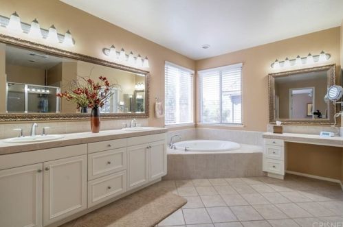 29236 Discovery Ridge Dr, Santa Clarita CA  91390-5761 exterior