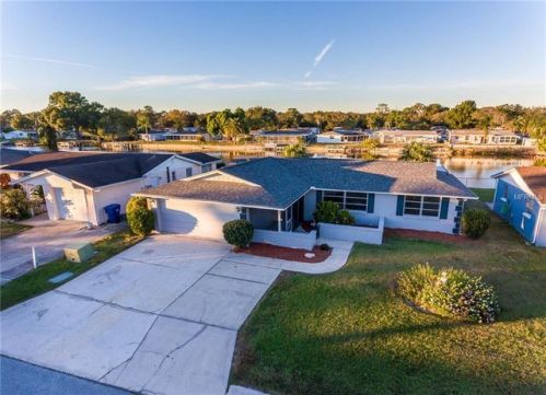 3845 Star Island Dr, Tarpon Springs, FL 34691-3460