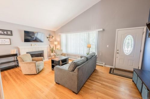 4 Riverview Rd, Uncasville CT  06382-1914 exterior