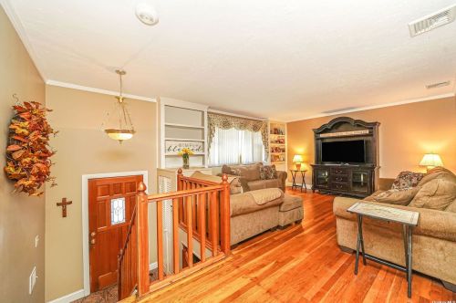 6 Oxford St, Islip Manor, NY 11751-1008