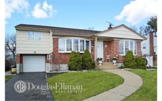 47 Hillary Ln, Westbury, NY 11590-1646