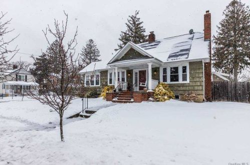 1 Chestnut St, Islip Manor, NY 11751-3506