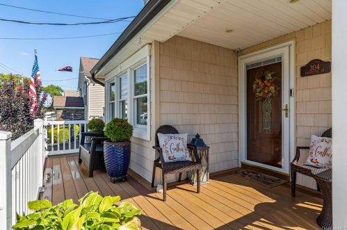 304 Lafayette St, Copiague, NY 11726-3325