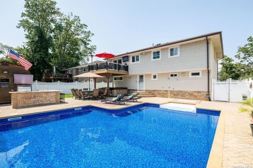 2510 Park Ct, North Bellmore, NY 11710-4502