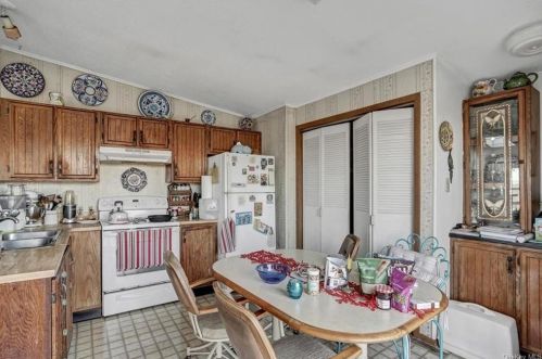 10 Kris Korner Dr, Marlborough NY  12542-5805 exterior