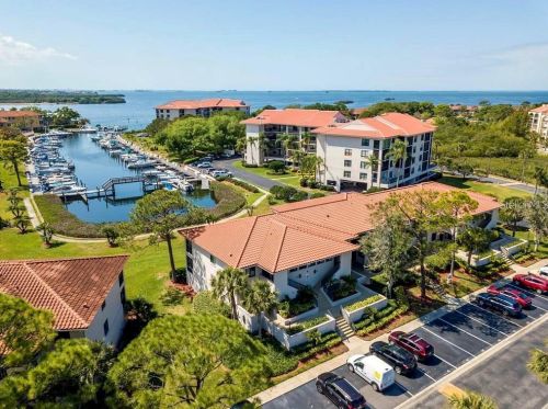 1805 Mariner Dr, Tarpon Springs, FL 34689-5850