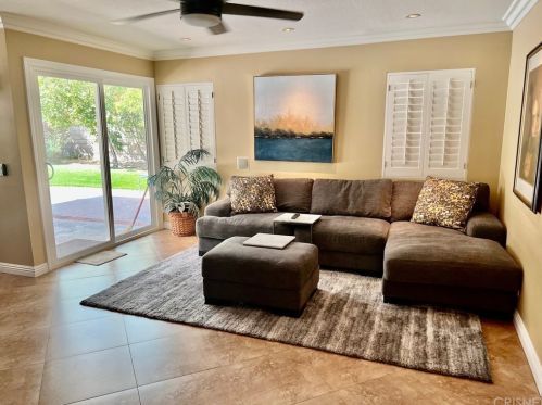 5325 Seneca Pl, Simi Valley, CA 93063-2054