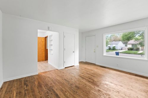 4942 63rd St, Milwaukee, WI 53218-4123