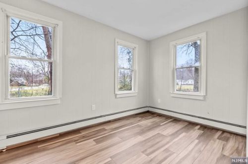 33 Riverside Dr, Oakland NJ  07436-1405 exterior