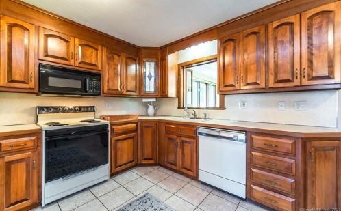 253 Oak Ridge Dr, Middletown CT  06457-1919 exterior