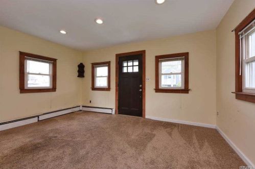 847 7th St, North Lindenhurst, NY 11757-5516