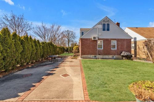 42 Stephen Ave, New Hyde Park NY  11040-3131 exterior