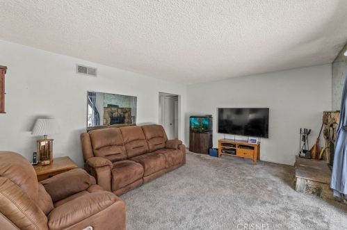 24479 Shadeland Dr, Santa Clarita, CA 91321-3616
