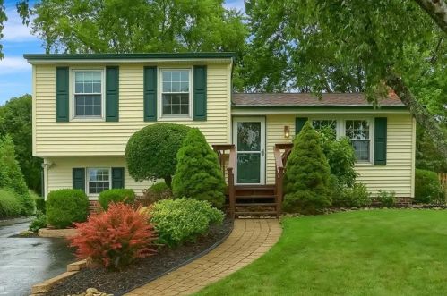 131 Wayne Dr, Cranberry Township, PA 16066-7329