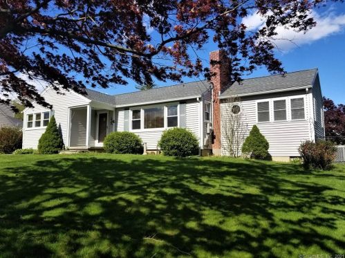 1 Alexander Dr, Brookfield Center, CT 06804-2201