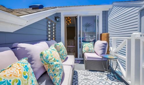 24 Bolivar St, Newport Beach CA  92663-4420 exterior