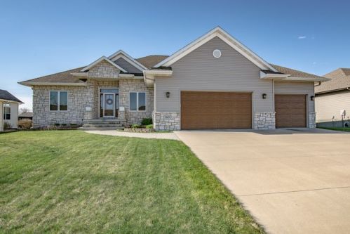 865 Leslie Ln, Robins, IA 52328-9546