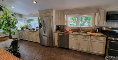 2 Metuchen Ave, Woodbridge NJ  07095-1923 exterior